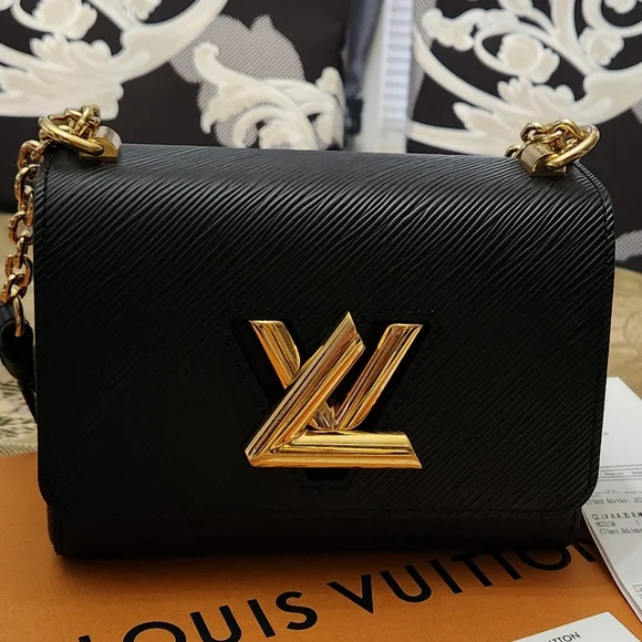 Louis Vuitton - Picture 7 of 9